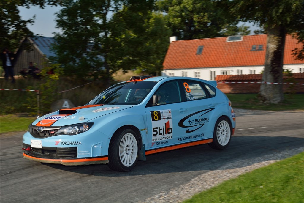 Max Christensen og Preben Jensen førte Gruppe N og var i gang med et perfekt motorløb, da de udgik. Her vrider Max Christensen sin Subaru gennem et sving ved Bøgeskov nordvest for Odder
(Foto: Michael Eisenberg)